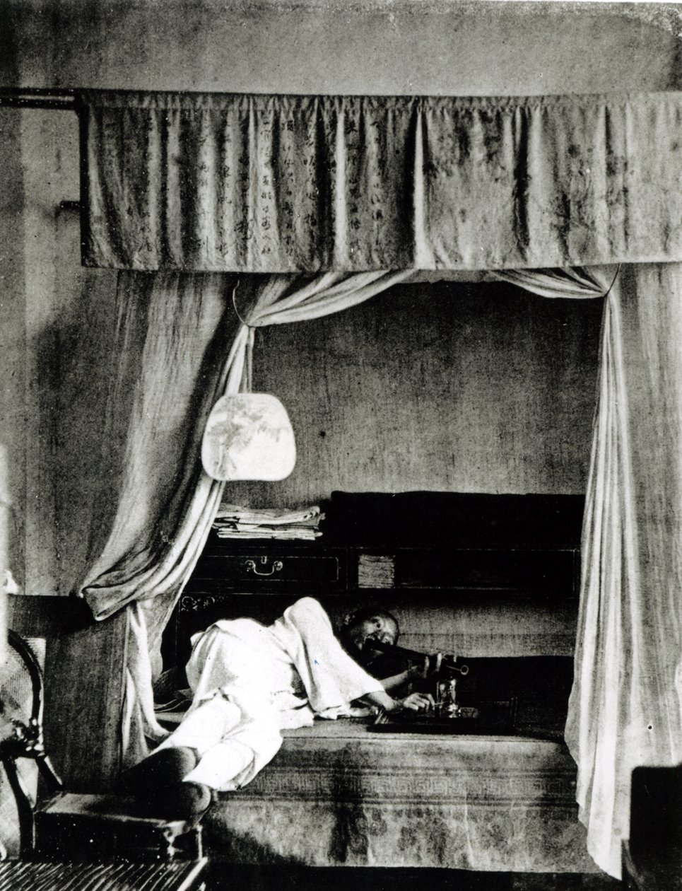 Mann som røyker opium, fra Illustrasjoner av Kina og dets folk av J. Thompson, utgitt i London, 1873 av English Photographer