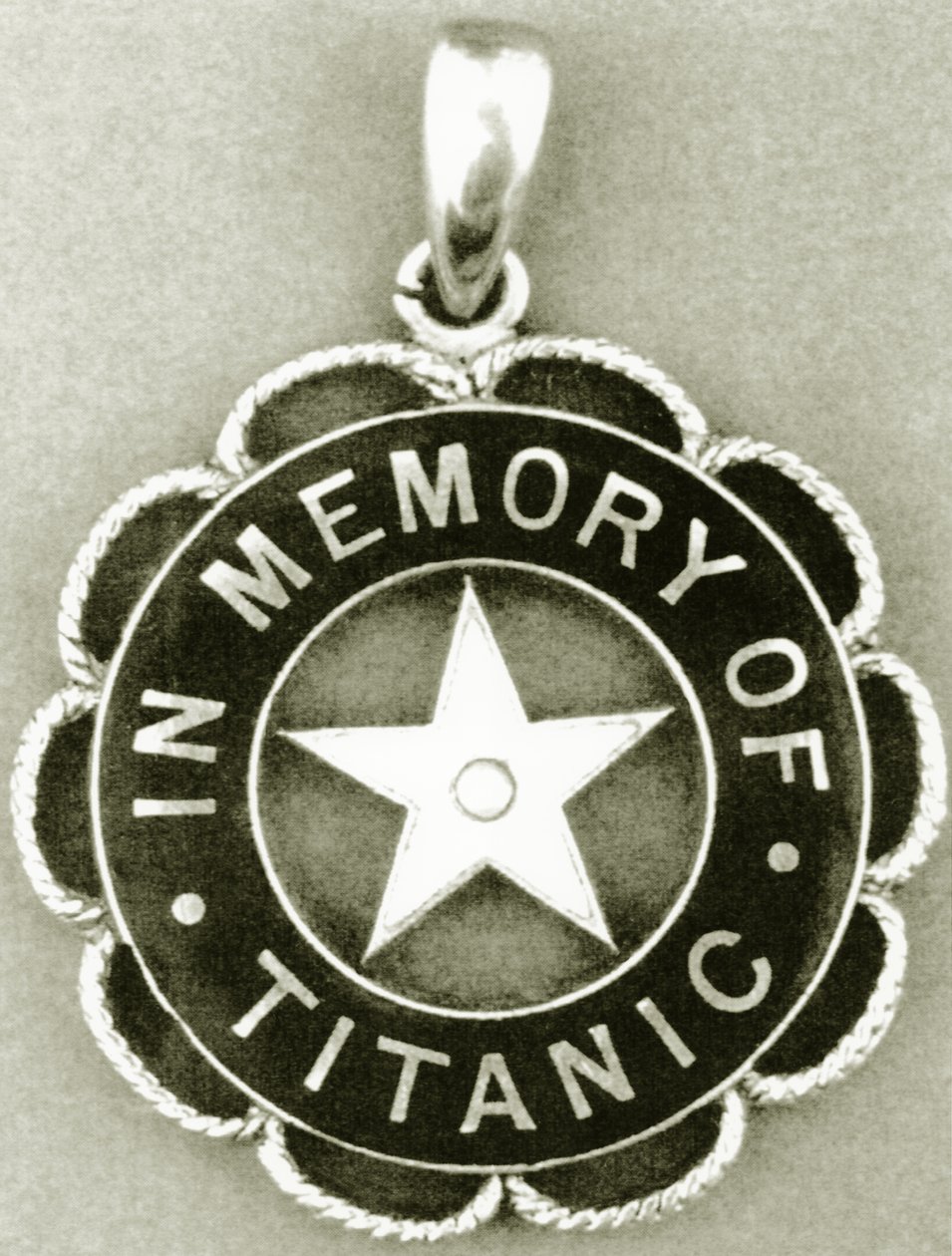 Medalje gitt av White Star Line til overlevende fra Titanic-katastrofen av English Photographer