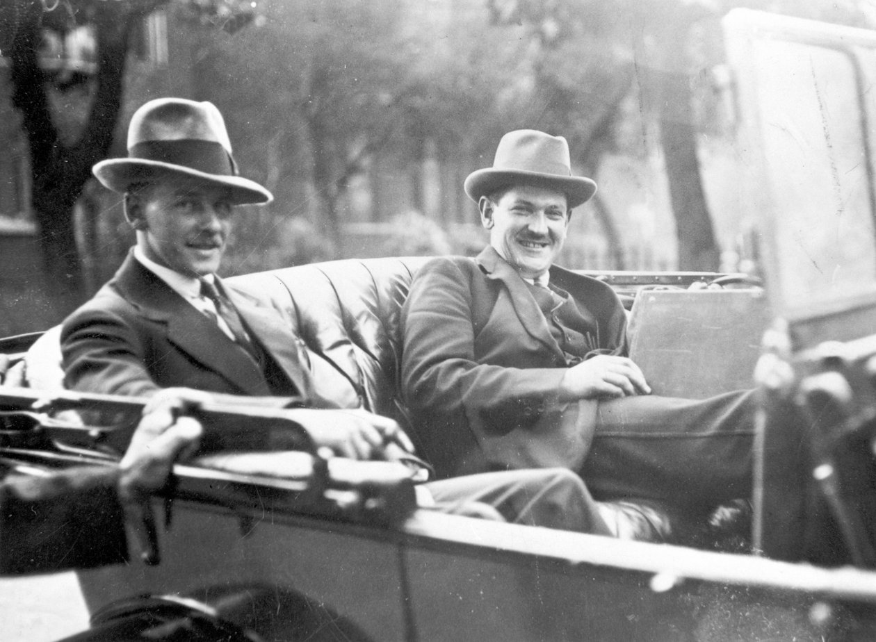 Michael Collins (1890-1922) med Emmet Dalton under traktatdiskusjonene i London, 1921 av English Photographer