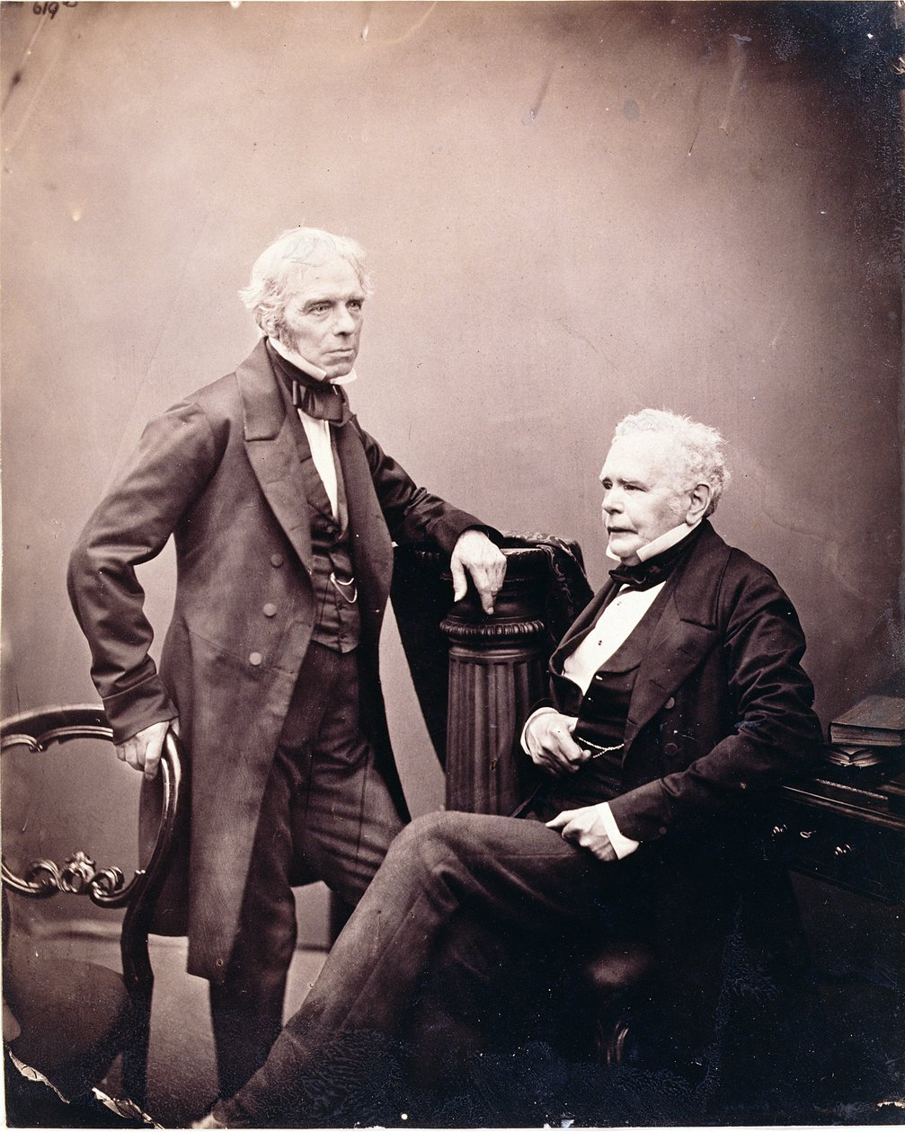 Michael Faraday (1791-1867) og William Thomas Brande (1788-1866) (sittende) 1850-midten av 1860-tallet (albumtrykk) av English Photographer