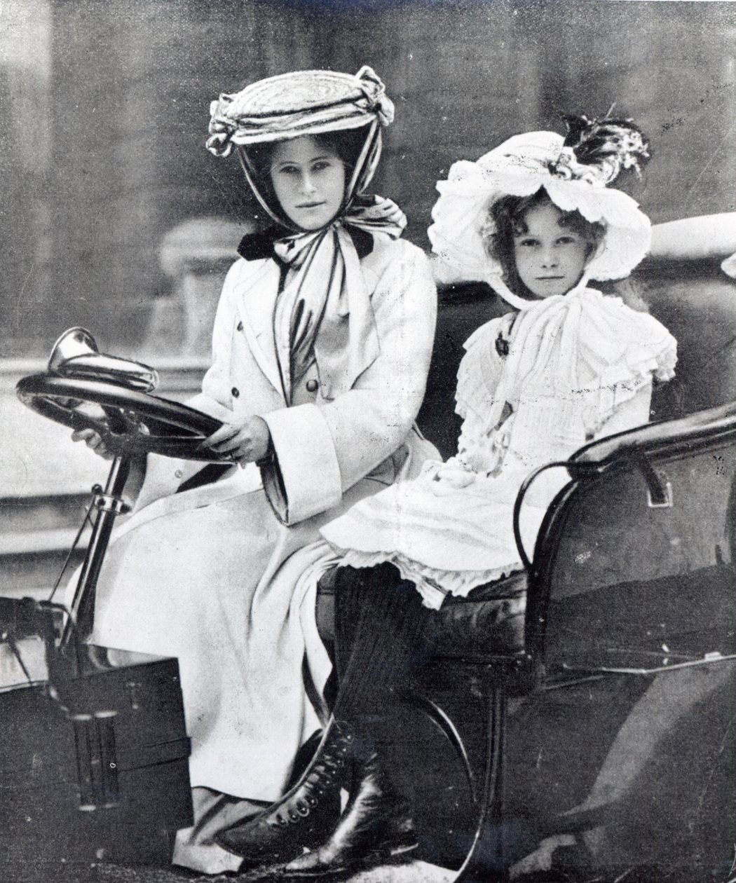 Millicent, hertuginne av Sutherland og hennes datter på det første møtet i Ladies Automobile Club, 1903 av English Photographer