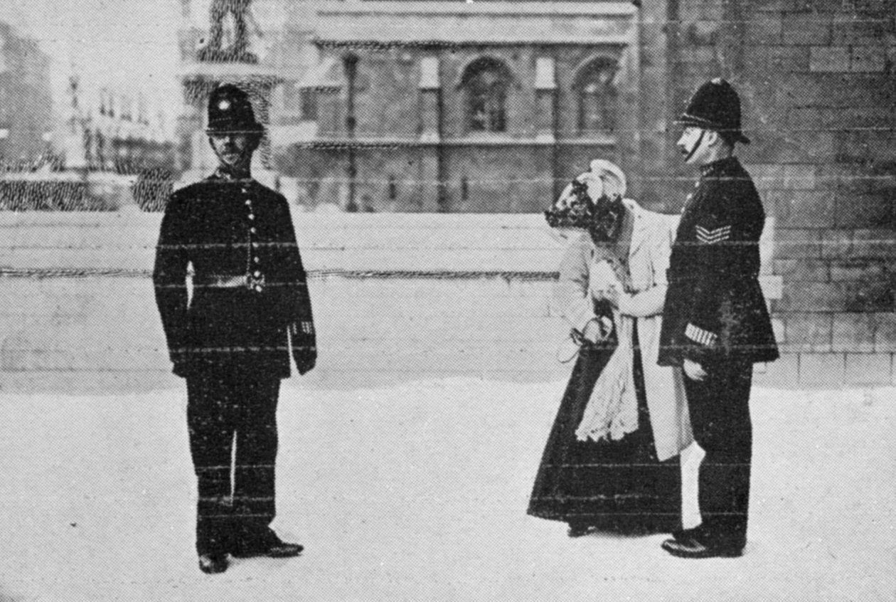 Frøken Billington finner kortet sitt, fra en artikkel med tittelen The Reassembling of Parliament publisert i The Graphic, 27. oktober 1906 av English Photographer