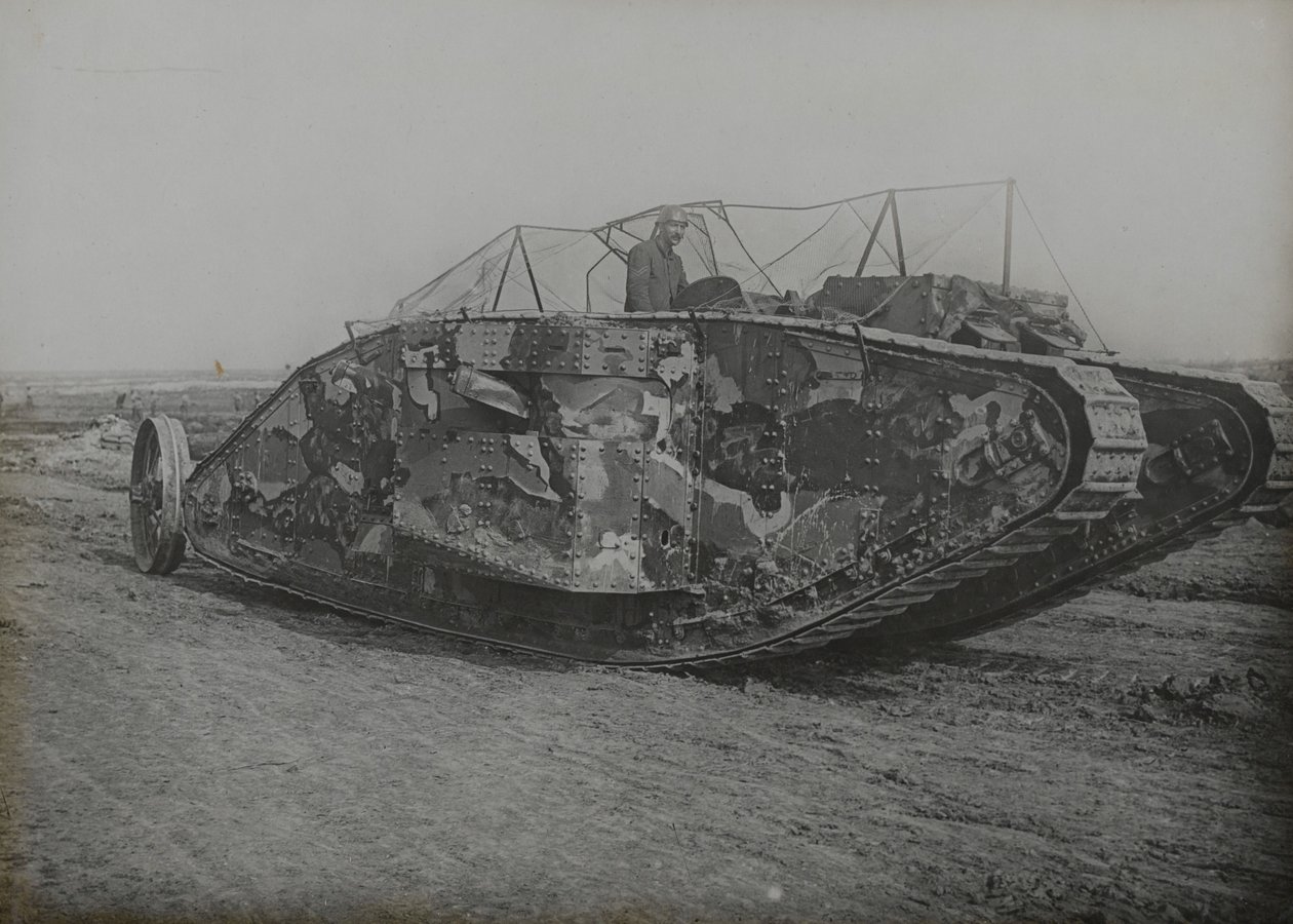 Mk 1 tank under trening i Elveden, Suffolk, 1916 av English Photographer