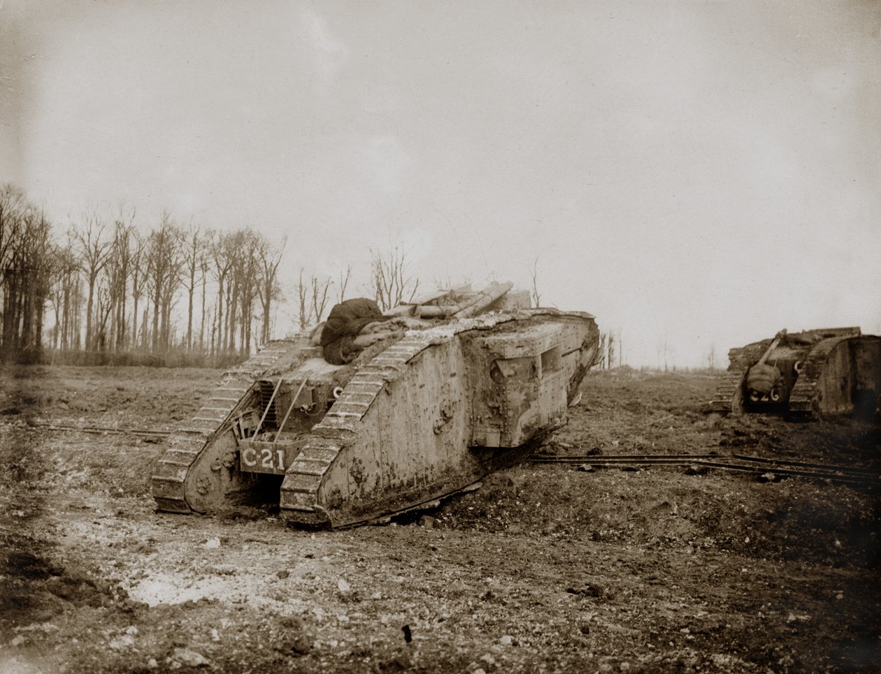 Mk II-stridsvogner går i aksjon ved Arras, 1917 av English Photographer