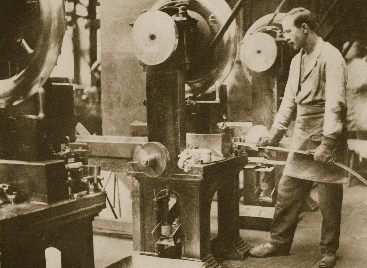Å tjene penger på å kutte striper av sølv til skiver (sepia-bilde) av English Photographer