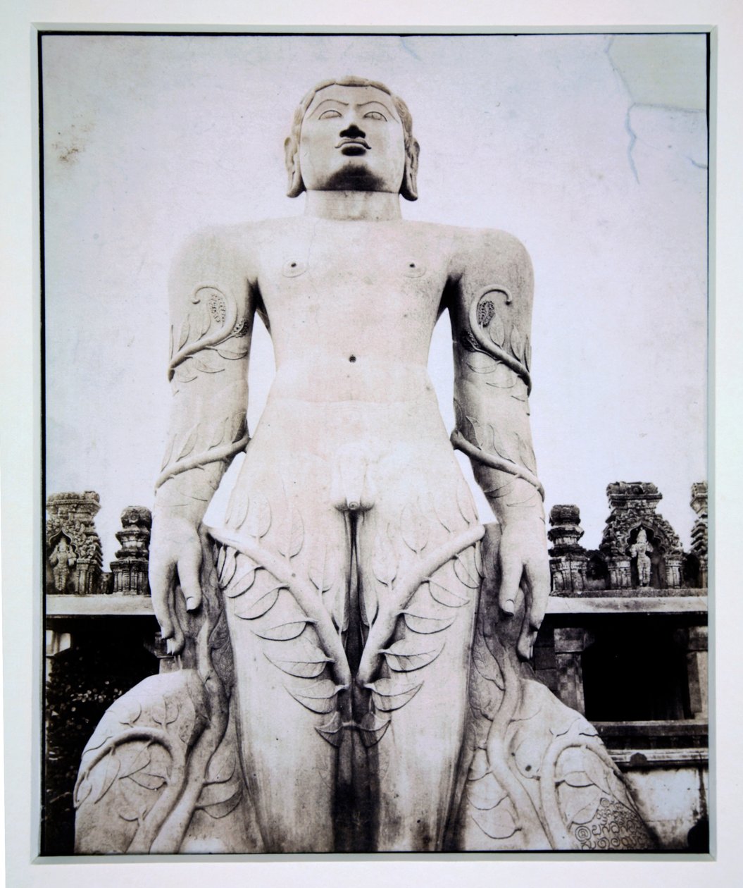 Monolittisk statue av Gommateshvara, Stravana Belgola, ca. 1855 av English Photographer