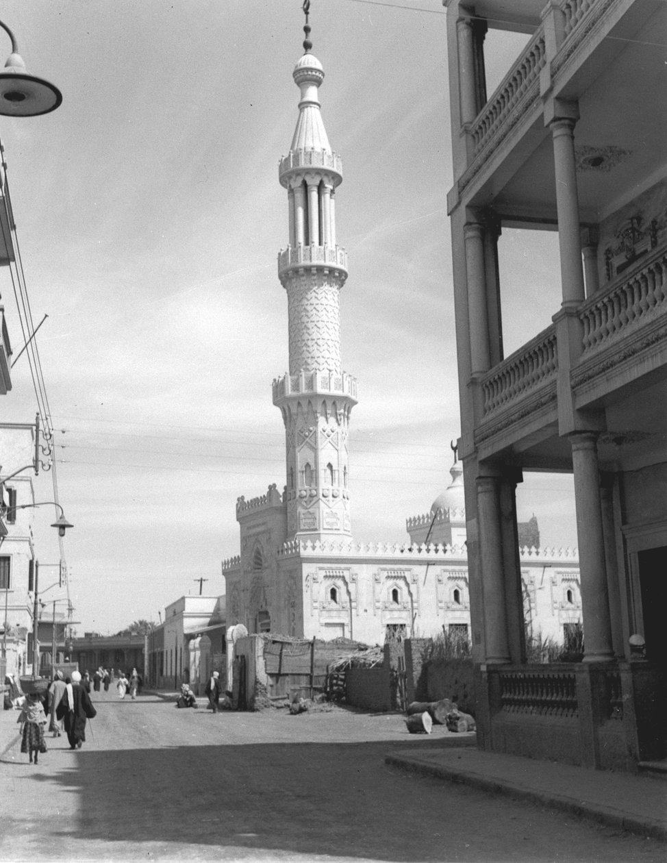 Moske i moderne Luxor, fra et album som inneholder 206 fotografier satt sammen av major W.H.J. Salg, 1940-43 av English Photographer