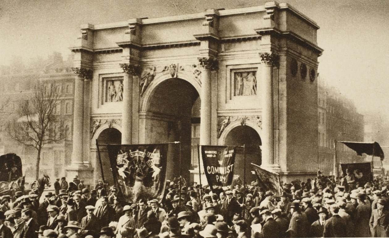 Påkjørt politi eskorterer en prosesjon av kommunister som passerer Marble Arch (sepia-bilde) av English Photographer
