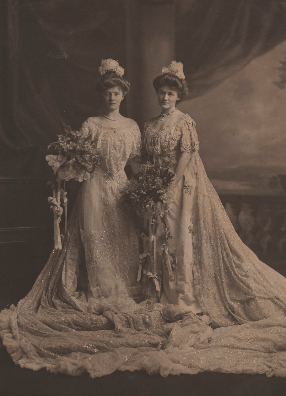 Mrs. Arthur Lee og Miss Faith Moore, amerikanske søstre, iført kjole for presentasjon ved hoffet til Edward VII, ca. 1905 av English Photographer