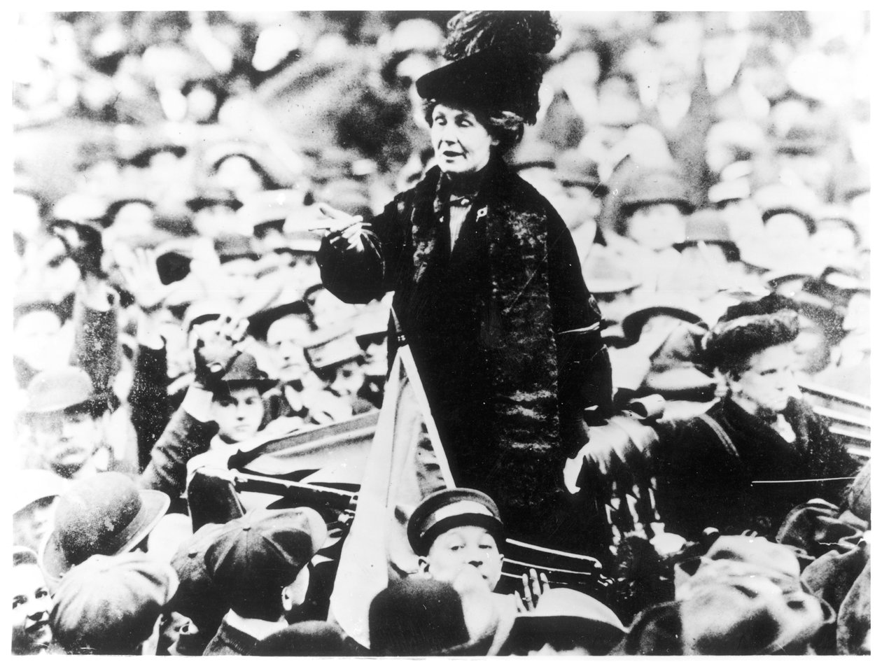 Fru Emmeline Pankhurst (1857-1928) Tiltaler en folkemengde i New York av English Photographer