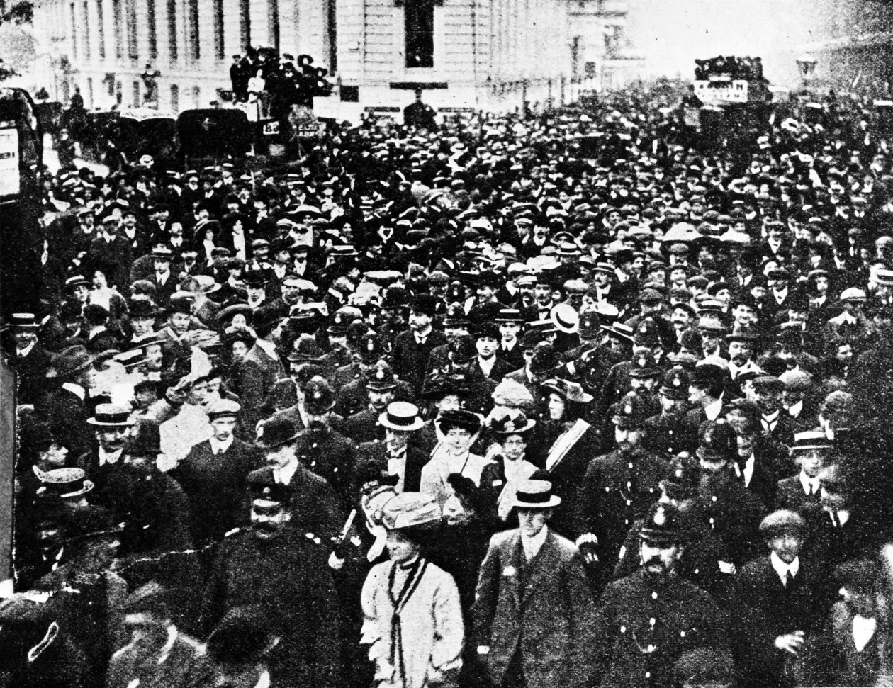 Fru Pankhurst som leder deputasjonen, ca. 1908 av English Photographer