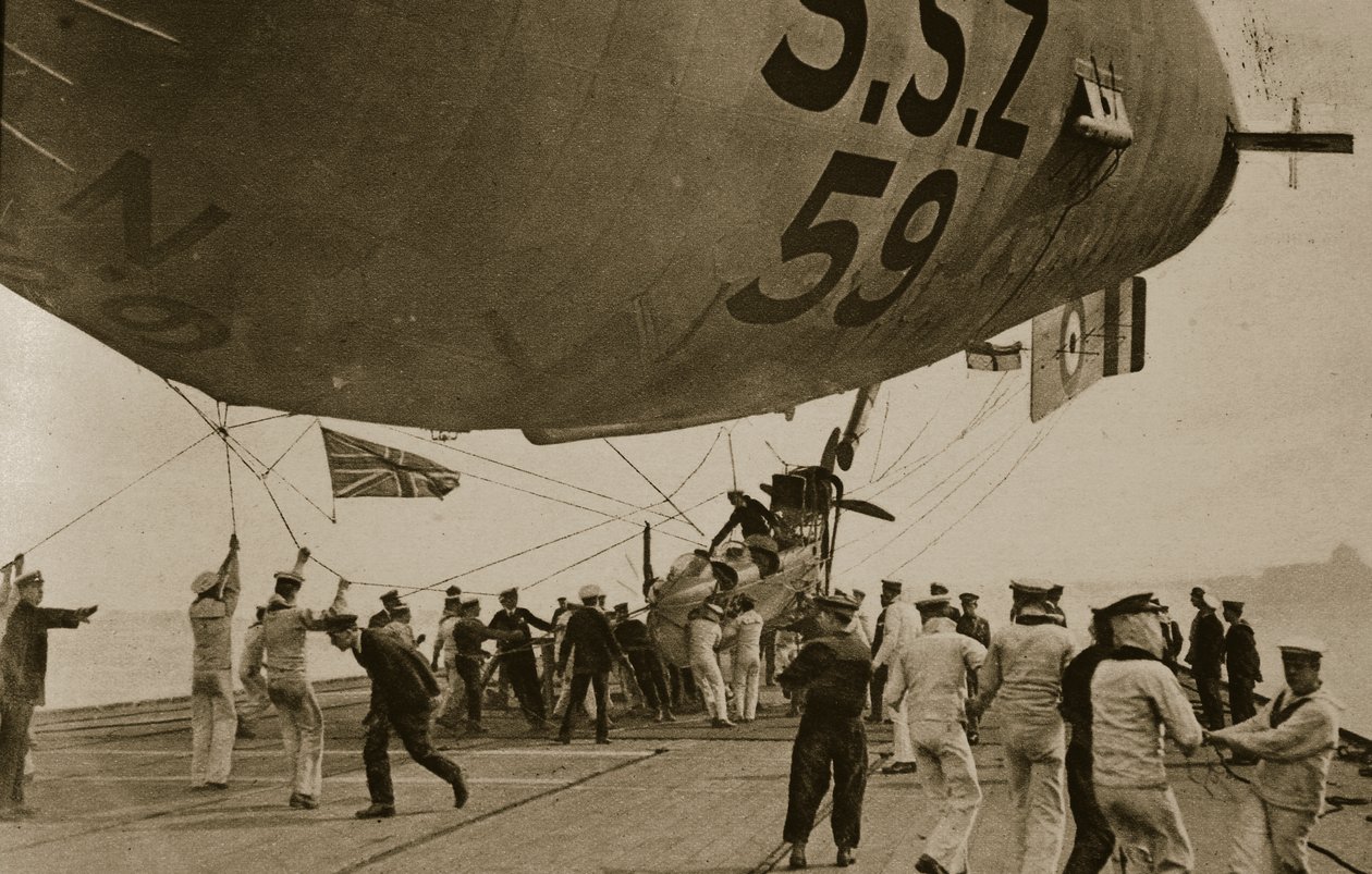 Marineluftskip kommer ned til fortøyningen hennes på akterdekket til H. M. S. Furious, 1914-19 av English Photographer