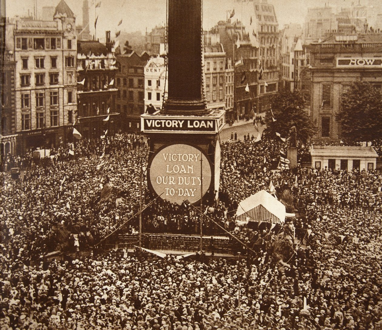 Nyttårsaften, Trafalgar Square, 1919 Seierslånet var en obligasjonsemisjon for å betale for kostnadene ved første verdenskrig; Det samlet inn millioner på tre dager; Totalt innsamlet var millioner; 700 av English Photographer