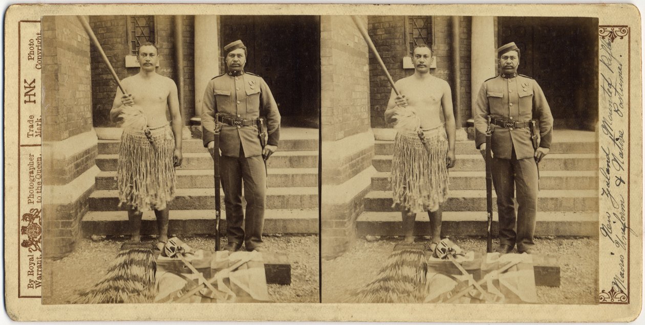 New Zealand monterte rifler. Maoris Uniform and Native Costume, 1897 (sølv gelatintrykk) av English Photographer