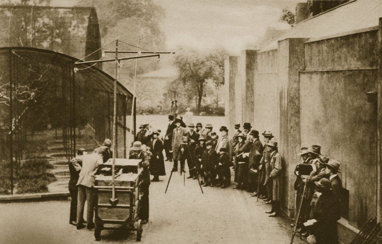 Tjenestemenn i British Broadcasting Corporation, forbereder seg på å kringkaste lyder fra volieren i London Zoo (sepia-bilde) av English Photographer