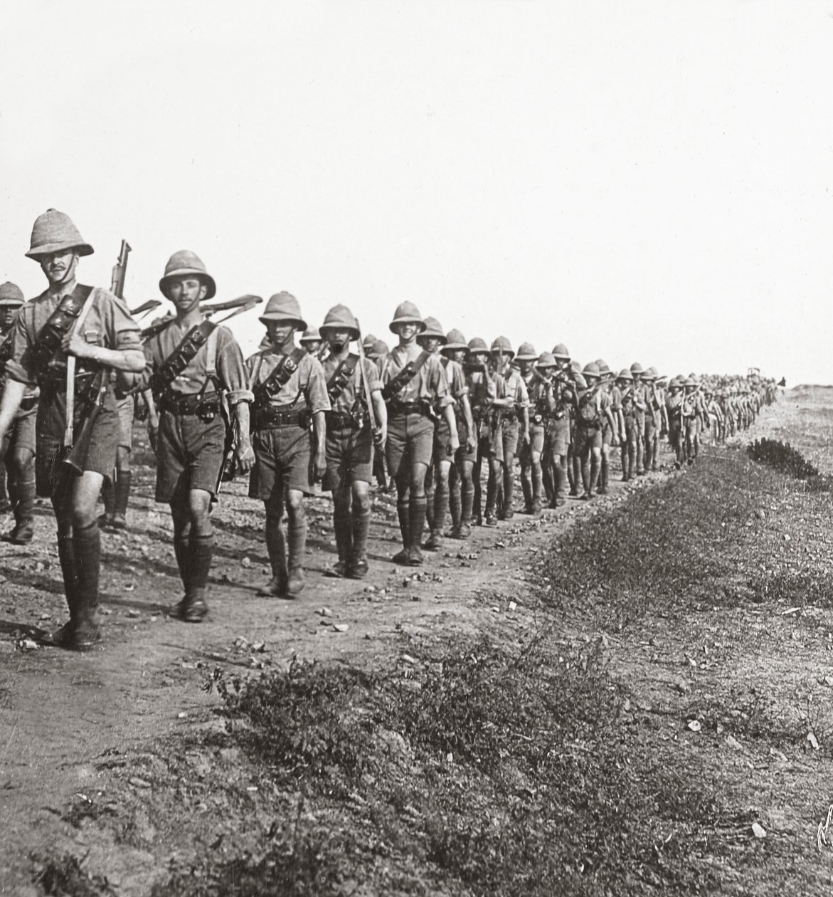 På den lange marsjen gjennom brennende hete i Bagdad, 1917 av English Photographer