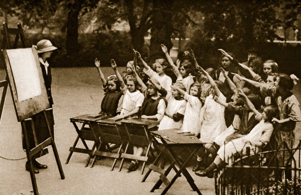 Friluftsklasse i Lincolns Inn Fields (sepia-bilde) av English Photographer