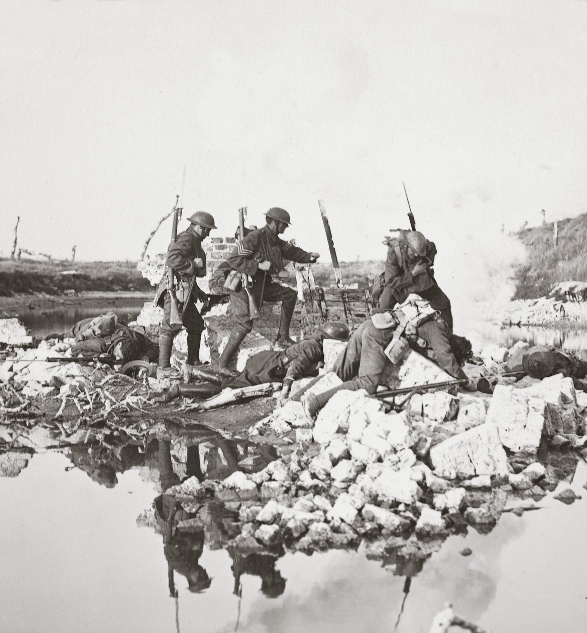 Våre fryktløse menn som kjemper mot store odds, bryter broene og trekker seg tilbake over Crozat-kanalen, 1918 av English Photographer