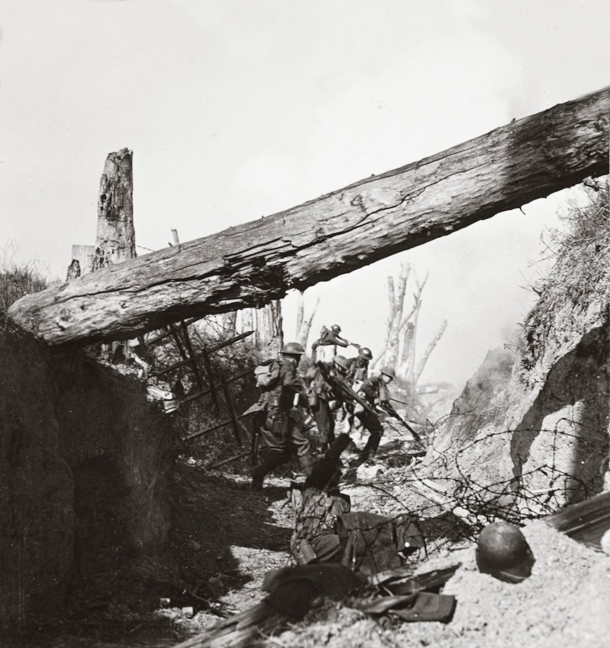 Vårt heftige infanteri stormer og griper de påfølgende forskansningene til Wotan-linjen nær Queant av English Photographer