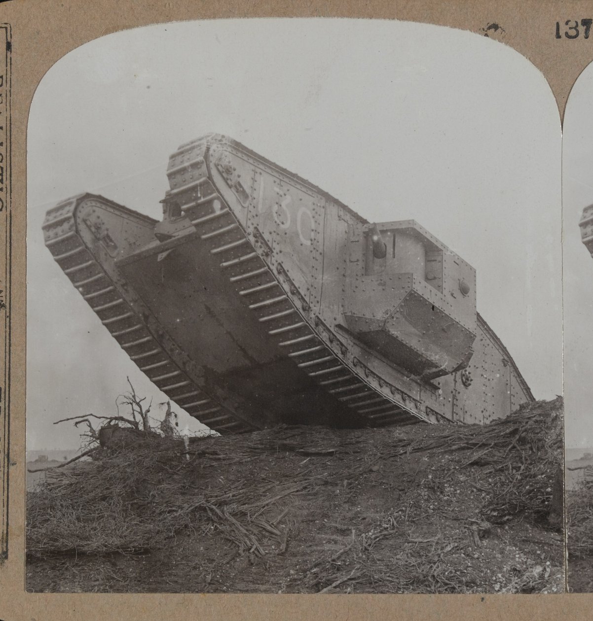 Monstertankene våre bryter ned beltet av piggtråd og overrasker fullstendig Hub på Cambrai, 1914-18 av English Photographer