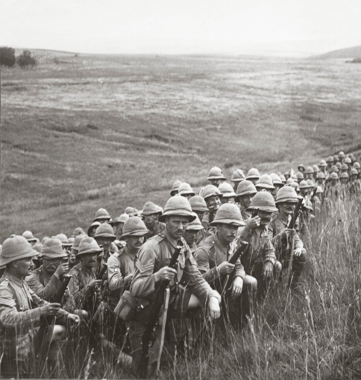 Våre reserver venter på ordre om å flytte opp til sine nye posisjoner i bakkene til Cape Helles, 1915 av English Photographer