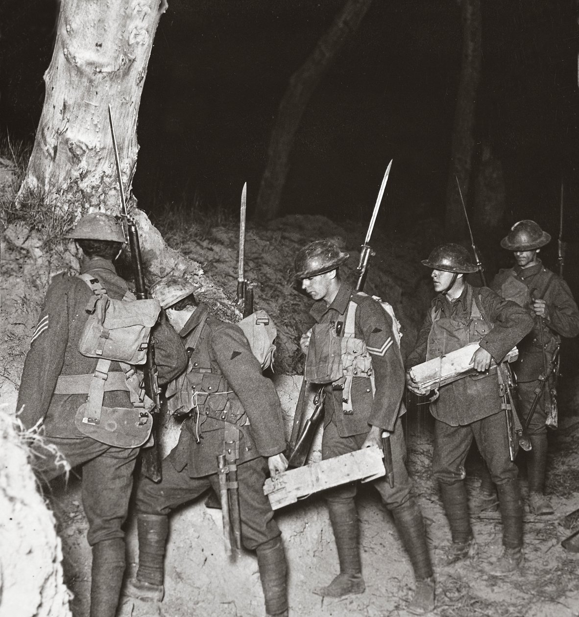 Våre tropper dro med en saft på en nattoperasjon for å avskjære hunerne som holder på Villers-Bretonneux, 1918 av English Photographer