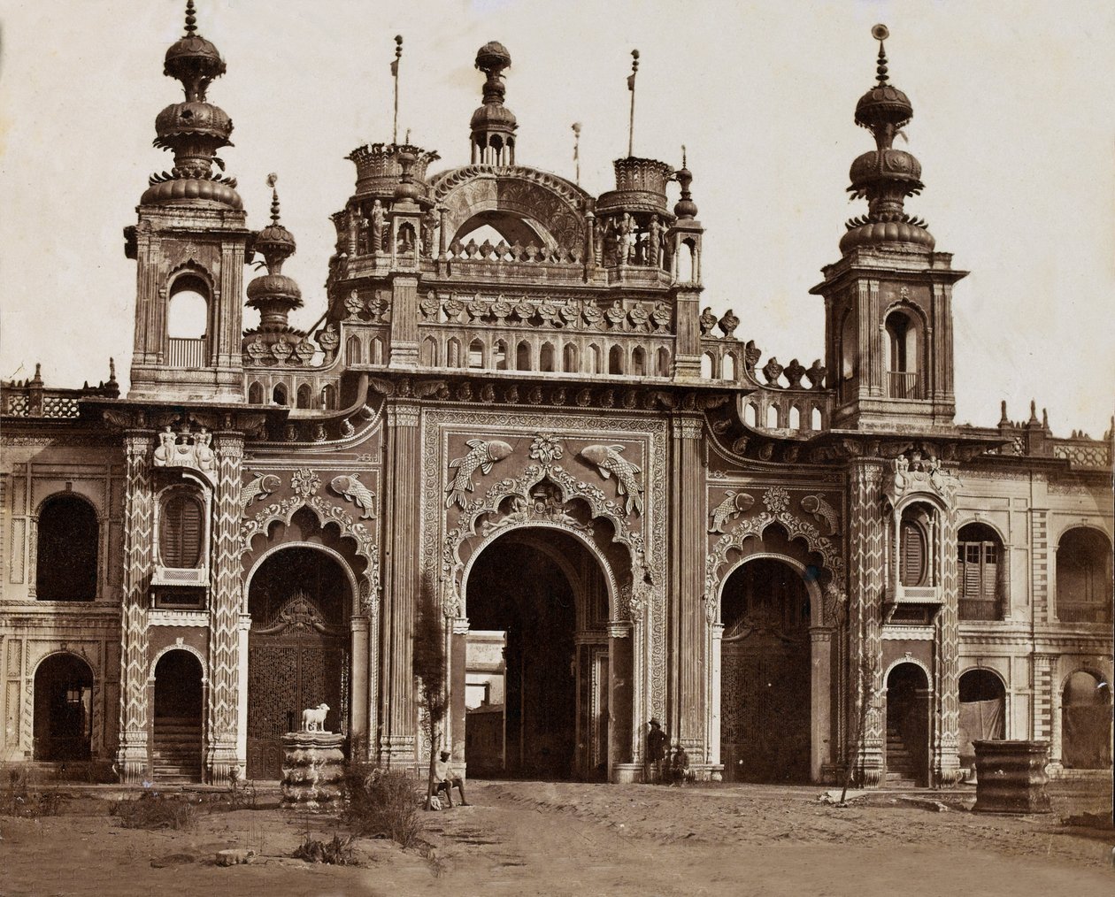 Palace gateway, ca. 1858 av English Photographer