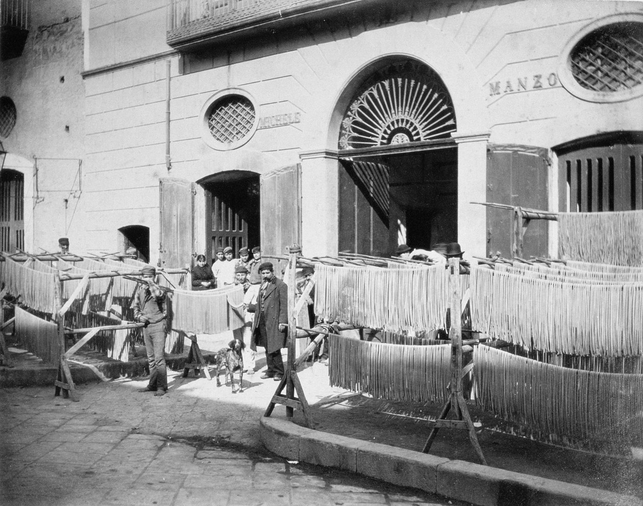 Pasta tørker i gatene, Napoli, 1897 av English Photographer