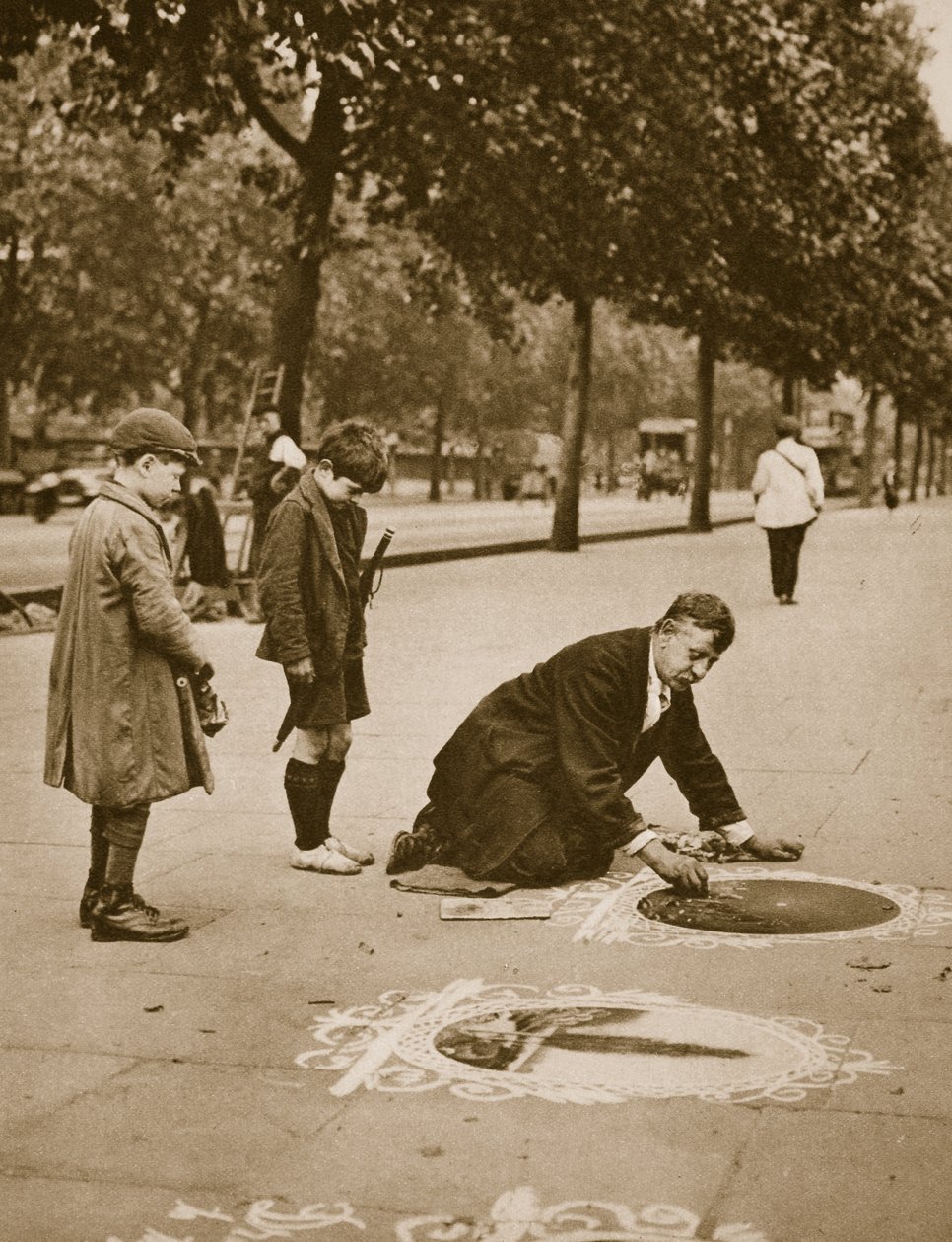 Fortaukunstner på vollen, observert av barn (sepia-bilde) av English Photographer