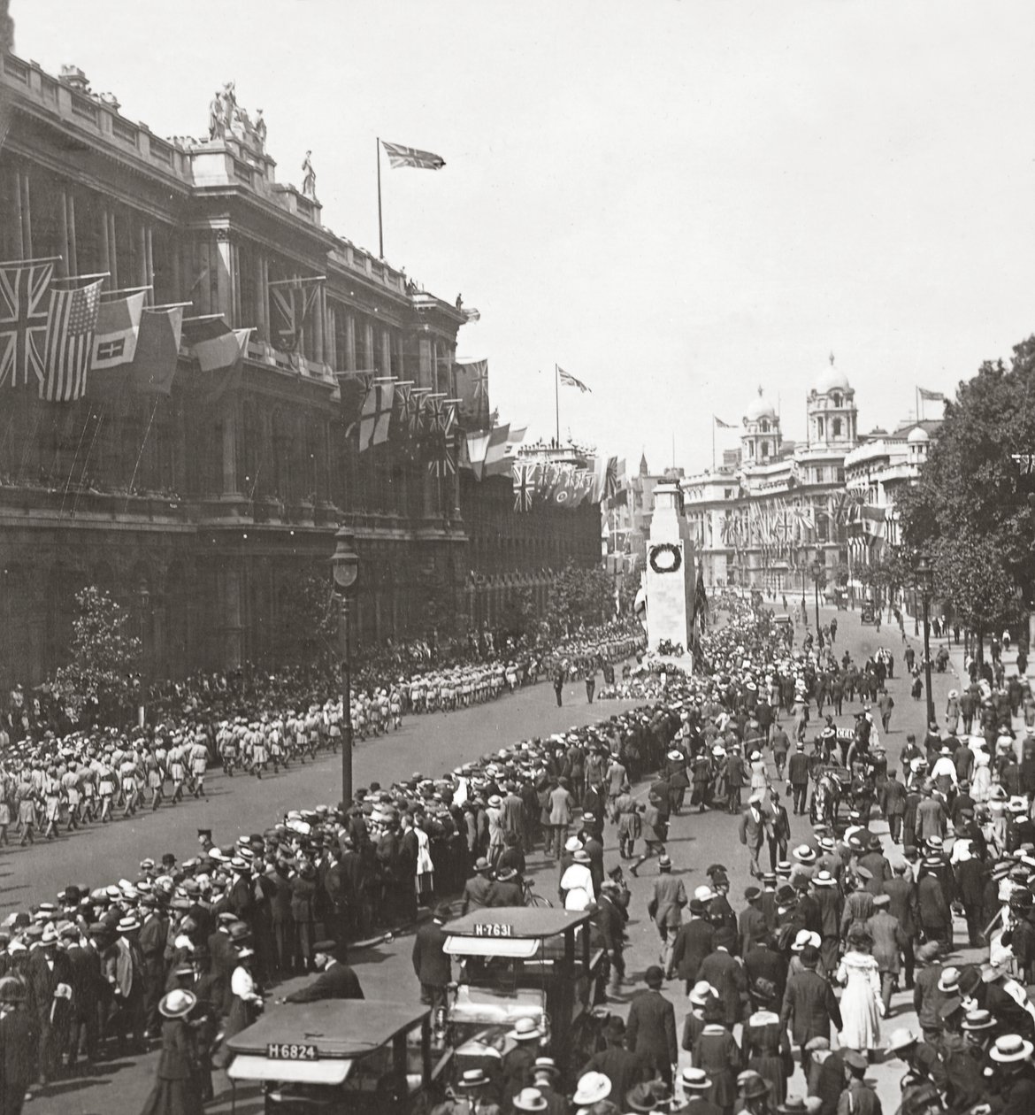 Fredsprosesjon av indiske tropper som hilser den ukjente krigeren ved Cenotaph, Whitehall, 19. juli 1919 av English Photographer