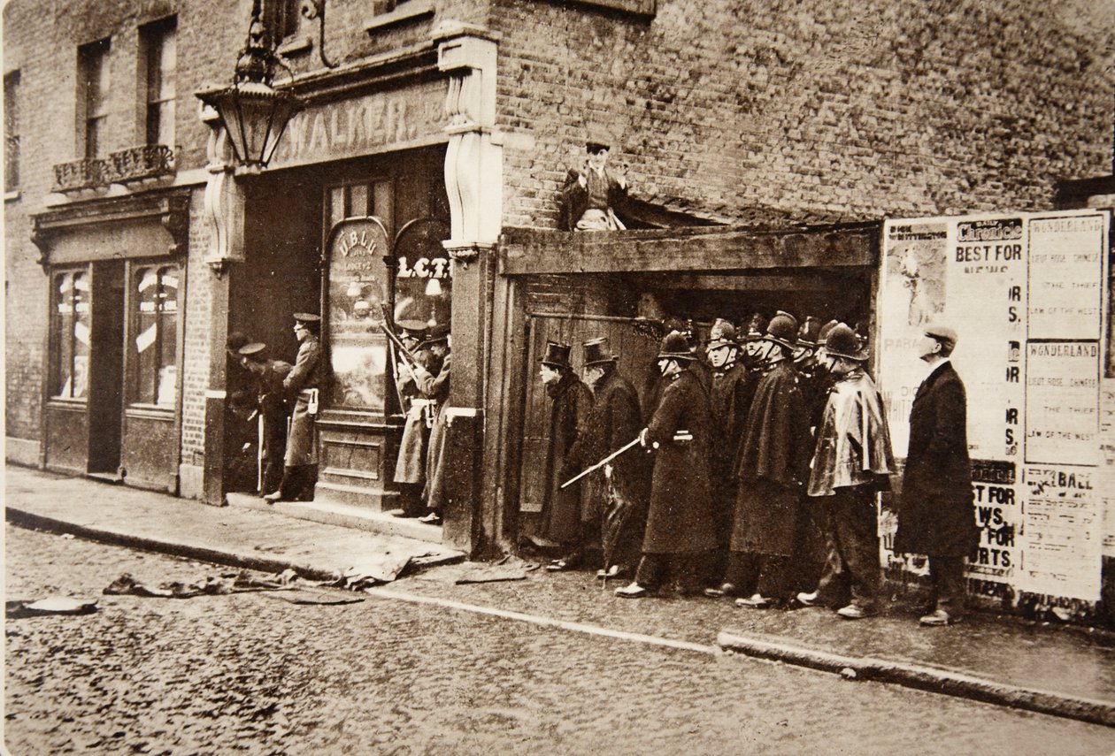 Han kikket rundt hjørnene og utsatte seg sammen med Scots Guards for den tilfeldige brannen fra de beleirede innbruddstyvene: Mr. Winston Churchill topphattet i East End of London, under Sidney Street Dram av English Photographer