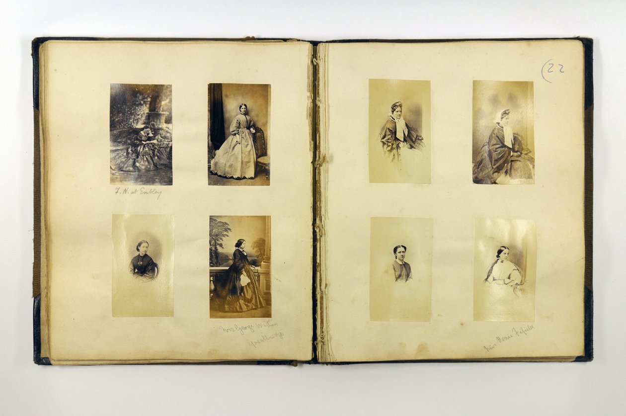 Fotografialbum som inneholder portretter av Romsey-dignitærer (bw-bilder) (se 321968) av English Photographer