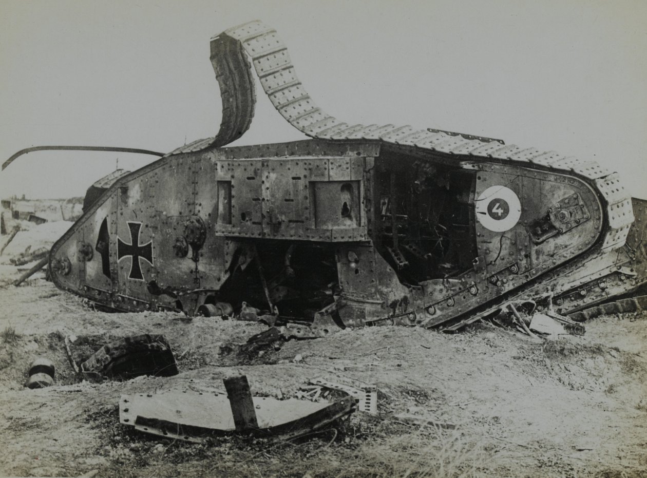 Fotografi av funksjonshemmet britisk laget tank med tyske markeringer av English Photographer