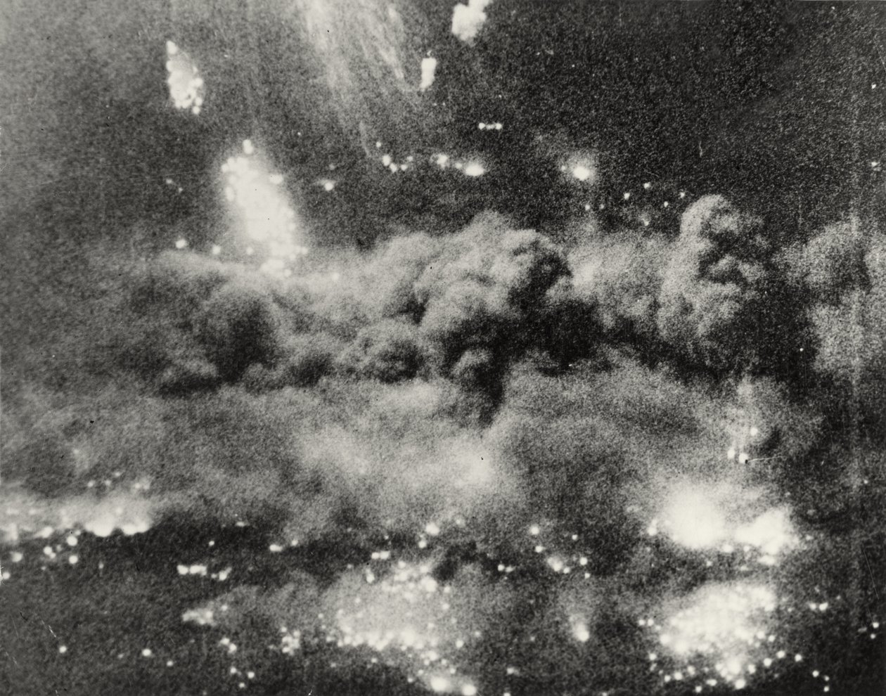 Fotografi som viser utsikt over Berlin, inkludert bombeskader, Tyskland, 1945 av English Photographer