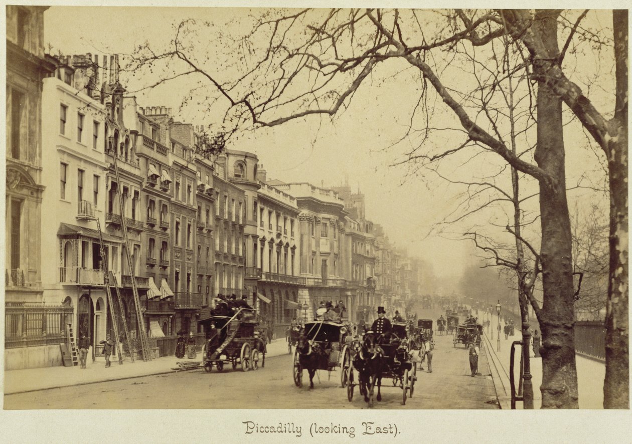 Piccadilly mot øst, (sepia-bilde) av English Photographer