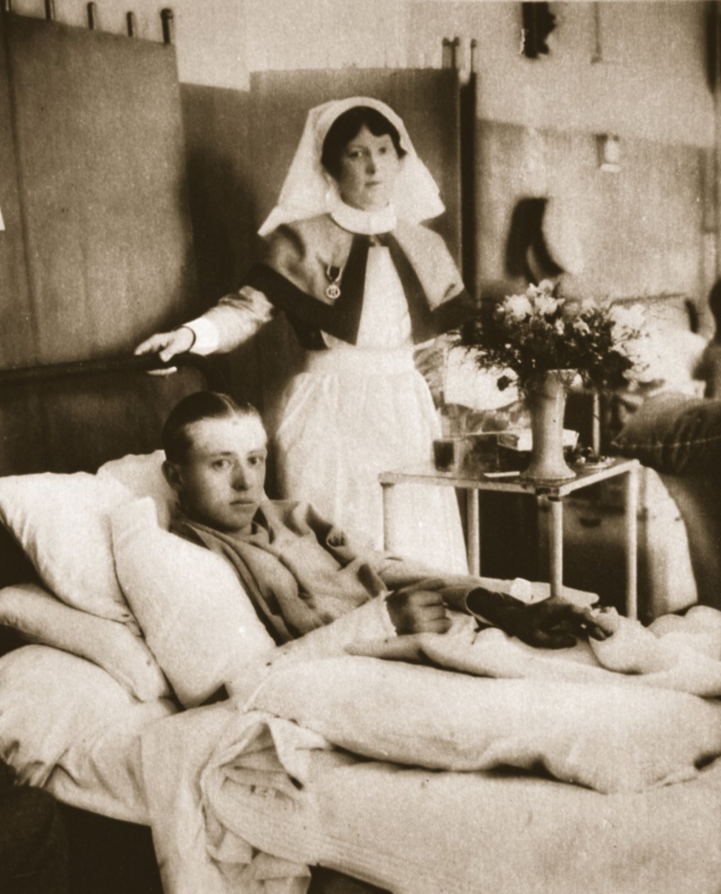 Pilot på kampflyet som tok ned Immelmann: Løyt. McCubbin på sykehus, fra The Illustrated War News, 26. juli 1916 (sepia-bilde) av English Photographer