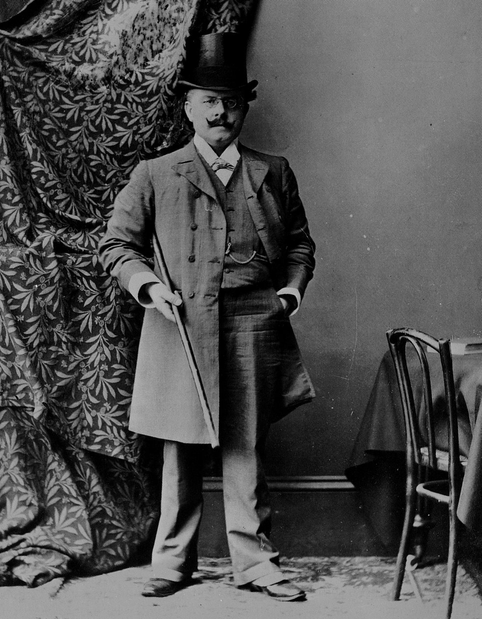 Portrett av Dr. Barnardo av English Photographer