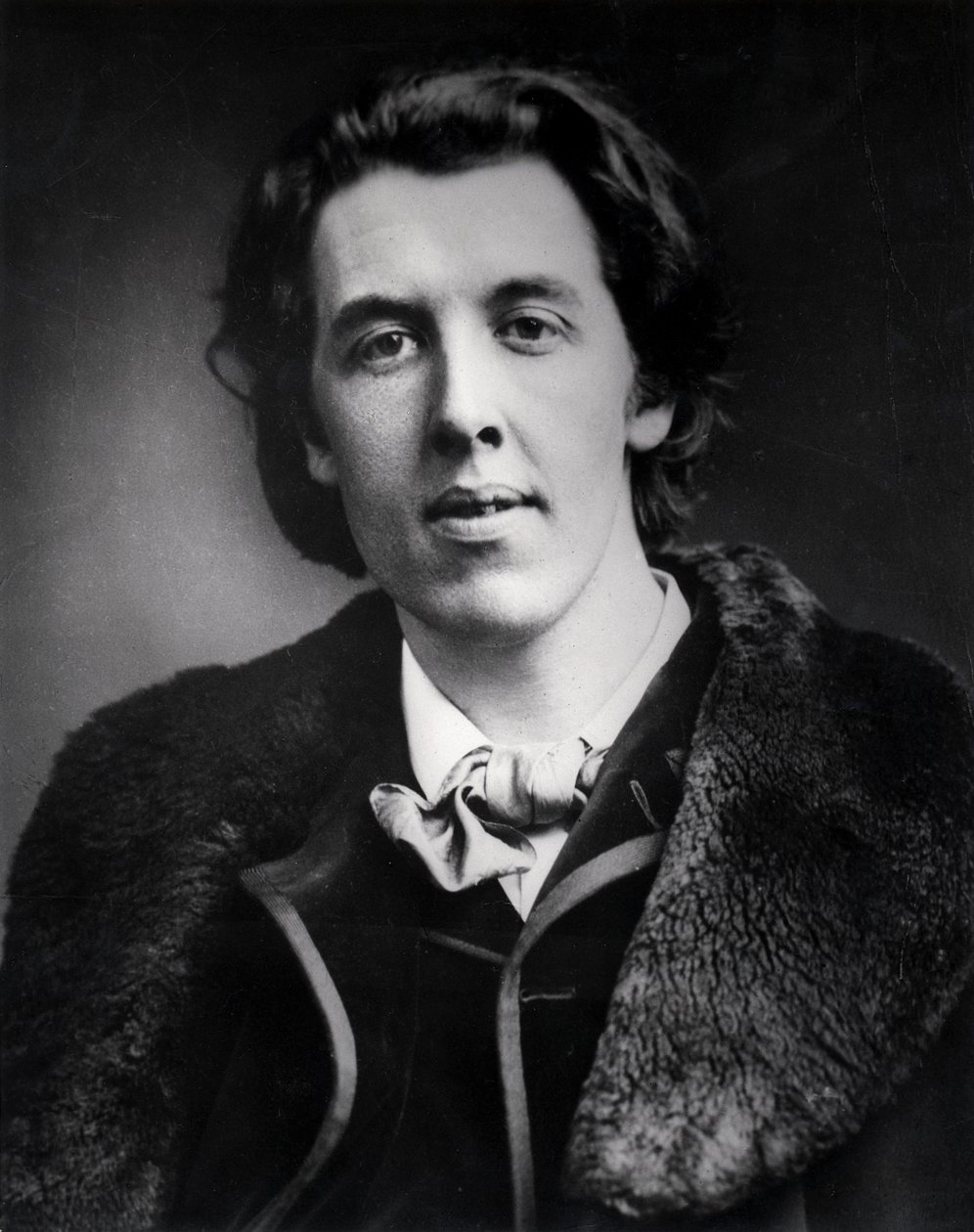 Portrett av Oscar Wilde (1854-1900) iført en overfrakk med pelskrage kjøpt for sin reise til Amerika, 1881 av English Photographer