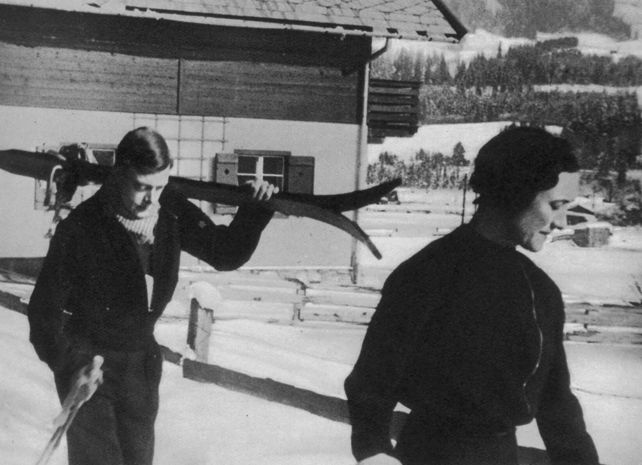 Prins Edward og Wallis Warfield Simpson på skiferie, 1936 av English Photographer