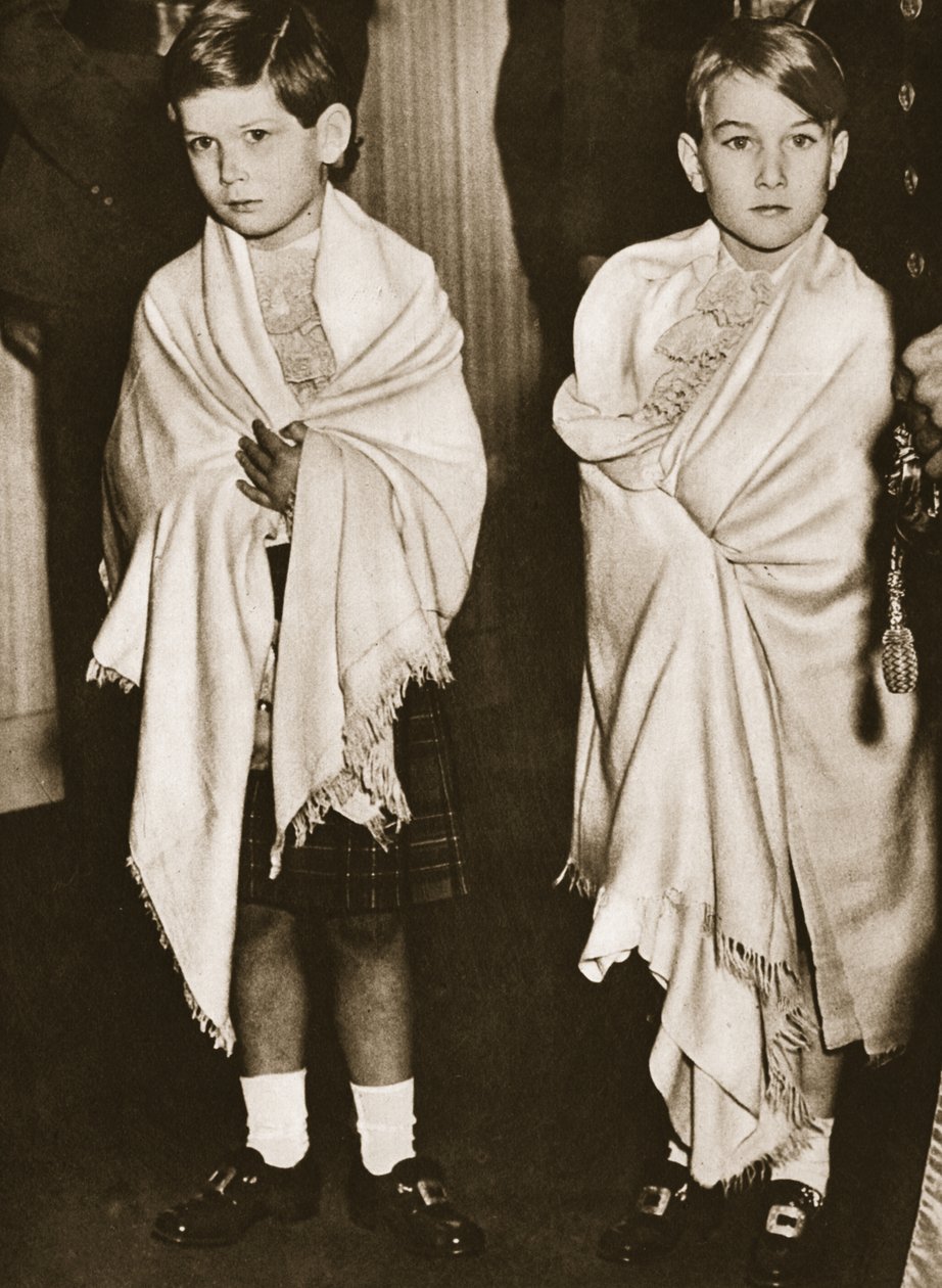 Prins Michael av Kent og prins William av Gloucester, sidegutter i bryllupet til prinsesse Elizabeth, 1947 (fotogravyr) av English Photographer