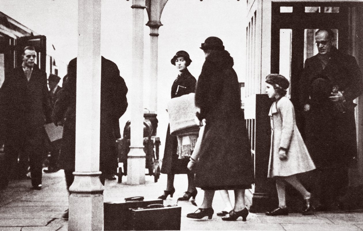 Prinsesse Elizabeth og prinsesse Margaret Rose returnerte til London, januar 1936 av English Photographer