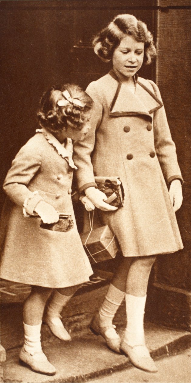 Prinsesse Elizabeth og søsteren hennes er ute og shopper av English Photographer