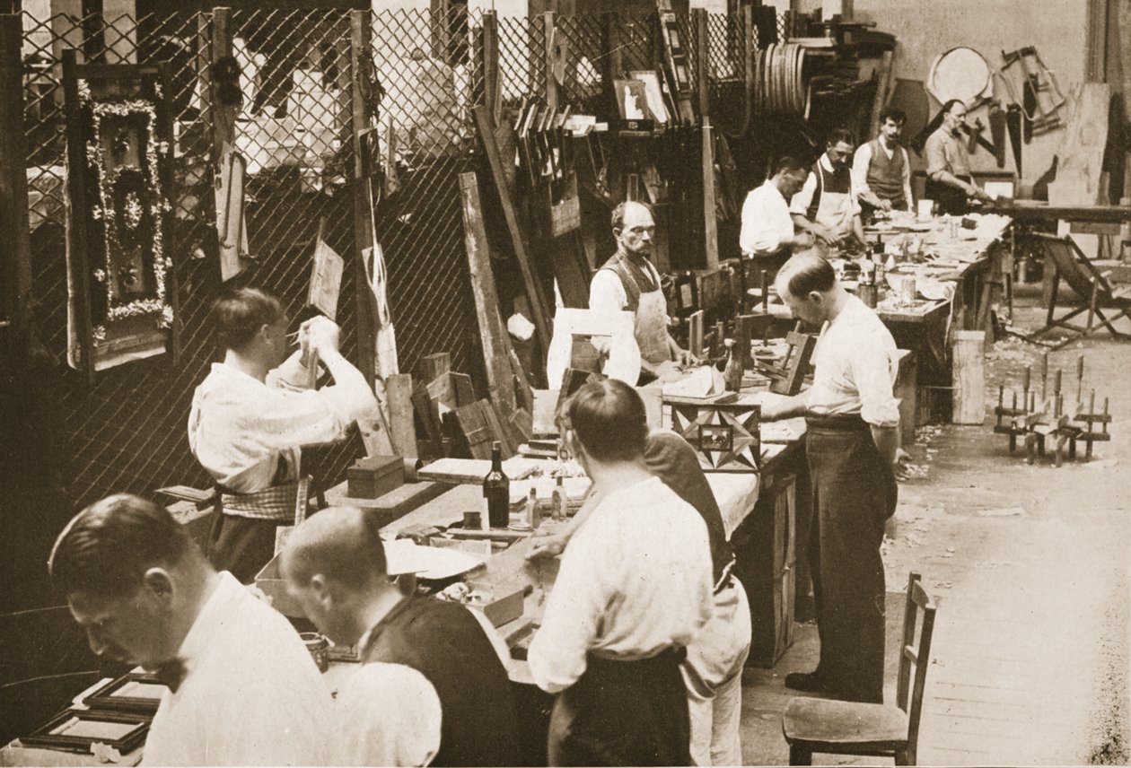 Prisoners Making Models and Toys, Alexandra Palace, illustrasjon fra German Prisoners in Great Britain (fotogravyr) av English Photographer