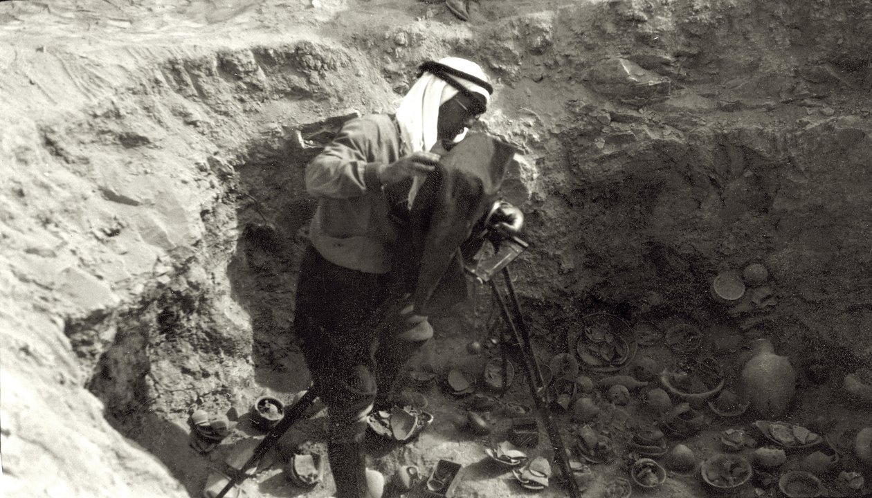 Professor John Garstang fotograferer knust keramikk in situ ved Jeriko-utgravningene, 1930-36 av English Photographer