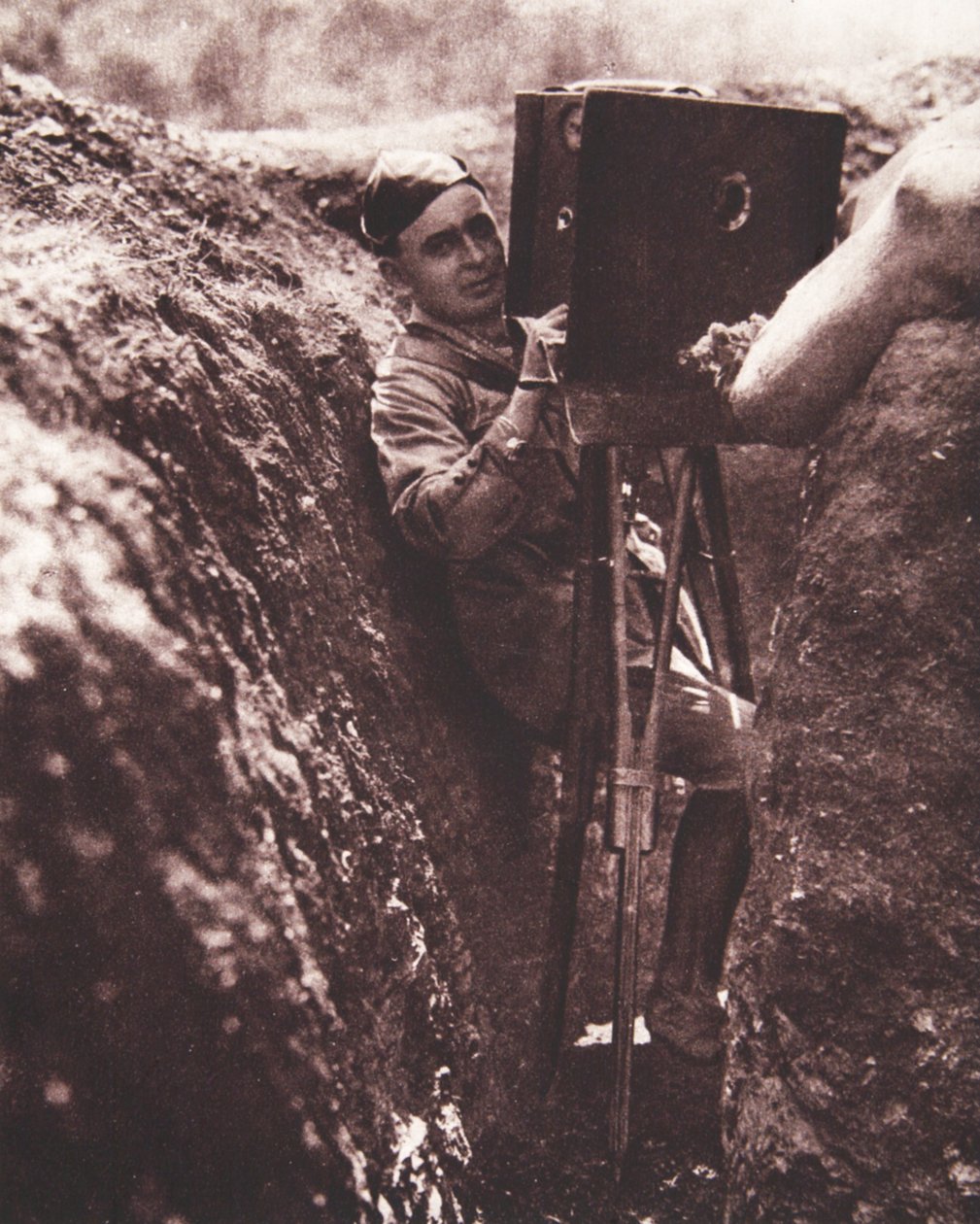 Beskyttet mot kuler av et pansret stålskjold: operatøren på jobb, illustrasjon fra The Illustrated War News, 13. september 1916 (sepiafoto) av English Photographer