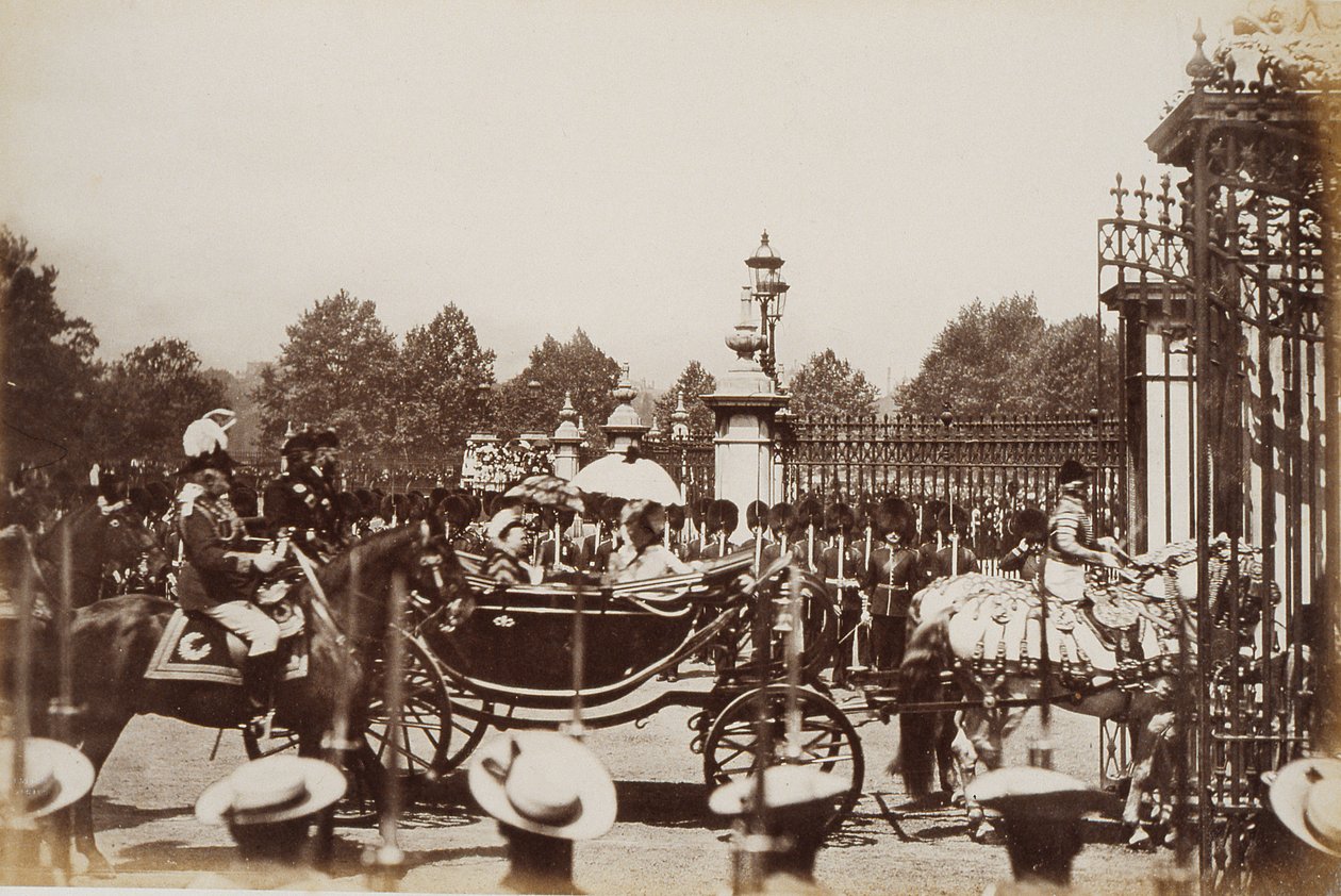 Dronning Victoria (1819-1901) ble kjørt gjennom London sentrum under hennes gylne jubileumsfeiring, 1887 av English Photographer