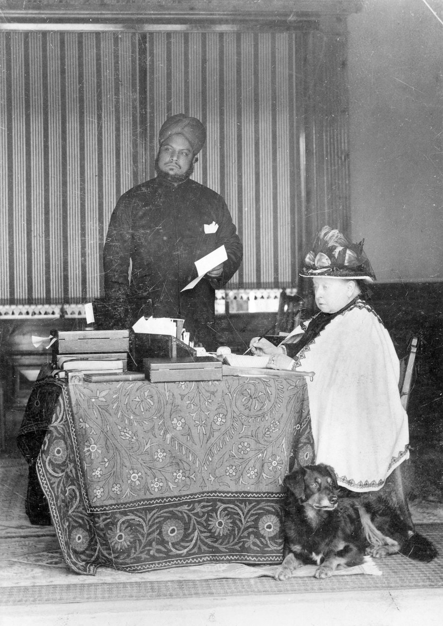 Dronning Victoria, keiserinne av India og Abdul Karim The Munshi, ca. 1894 av English Photographer