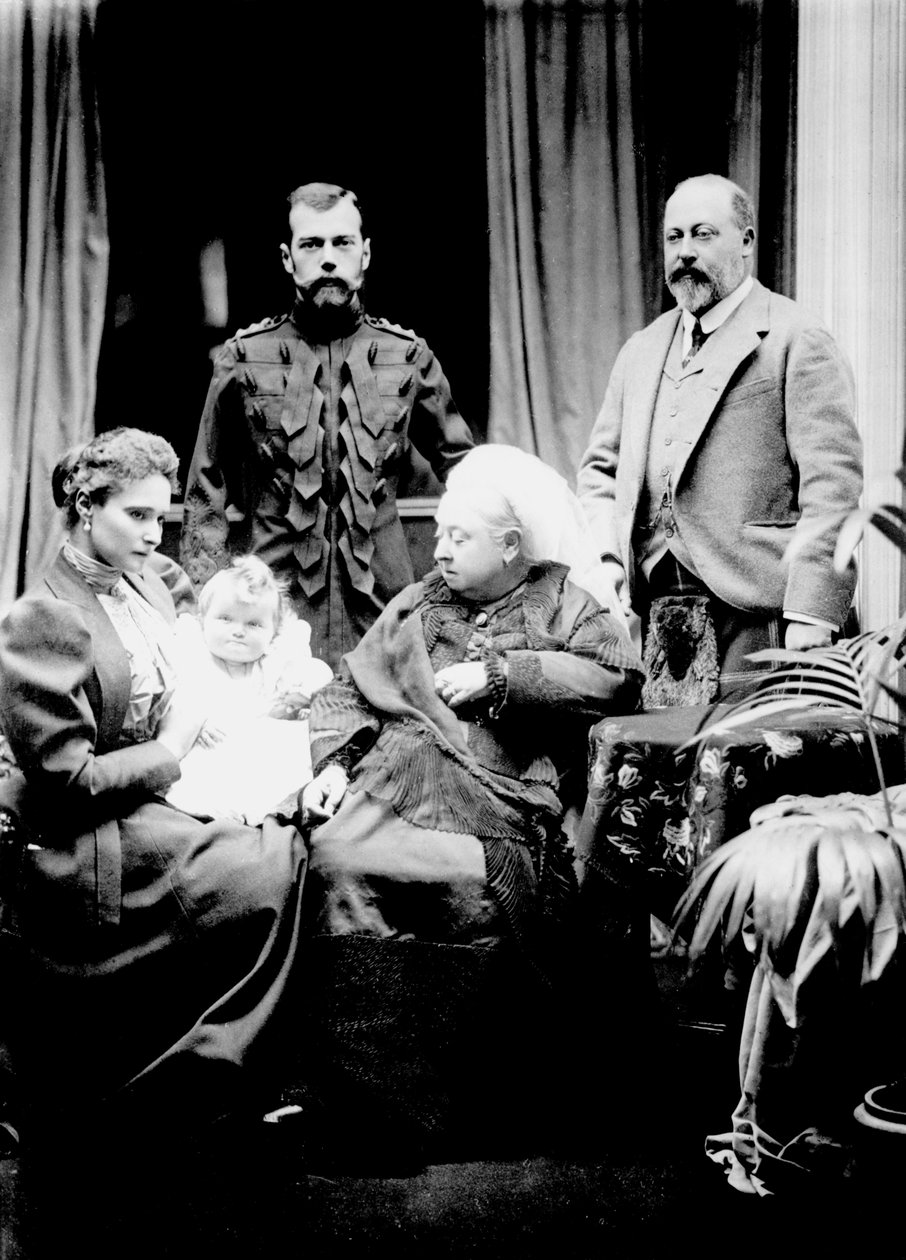 Dronning Victoria, tsar Nicholas II, tsarina Alexandra Fyodorovna, hennes datter Olga Nikolaevna og Albert, Prince of Wales fotografert på Balmoral, 1896 av English Photographer