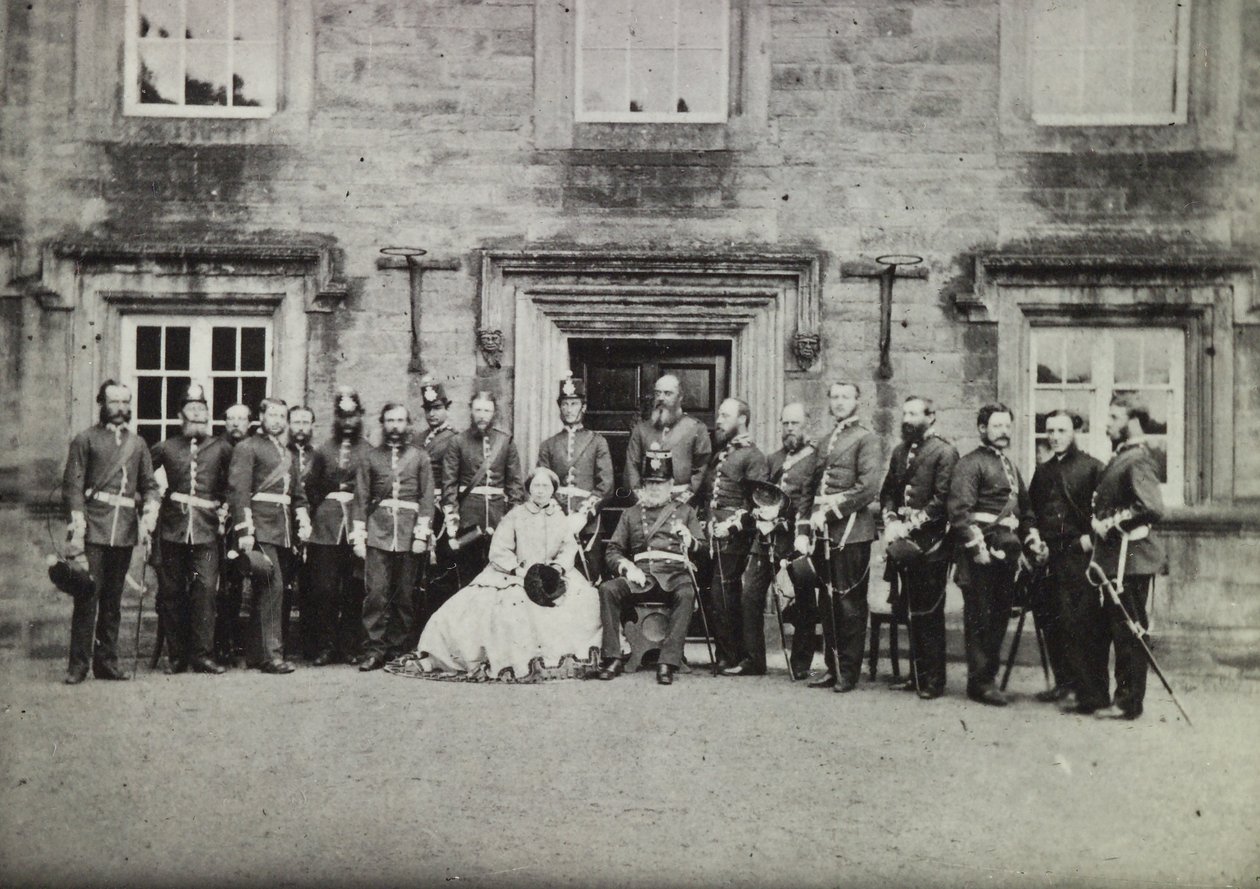 Dronning Victoria og hæroffiserer, fra samlingen til oberst Philip S Newton, 1860 av English Photographer