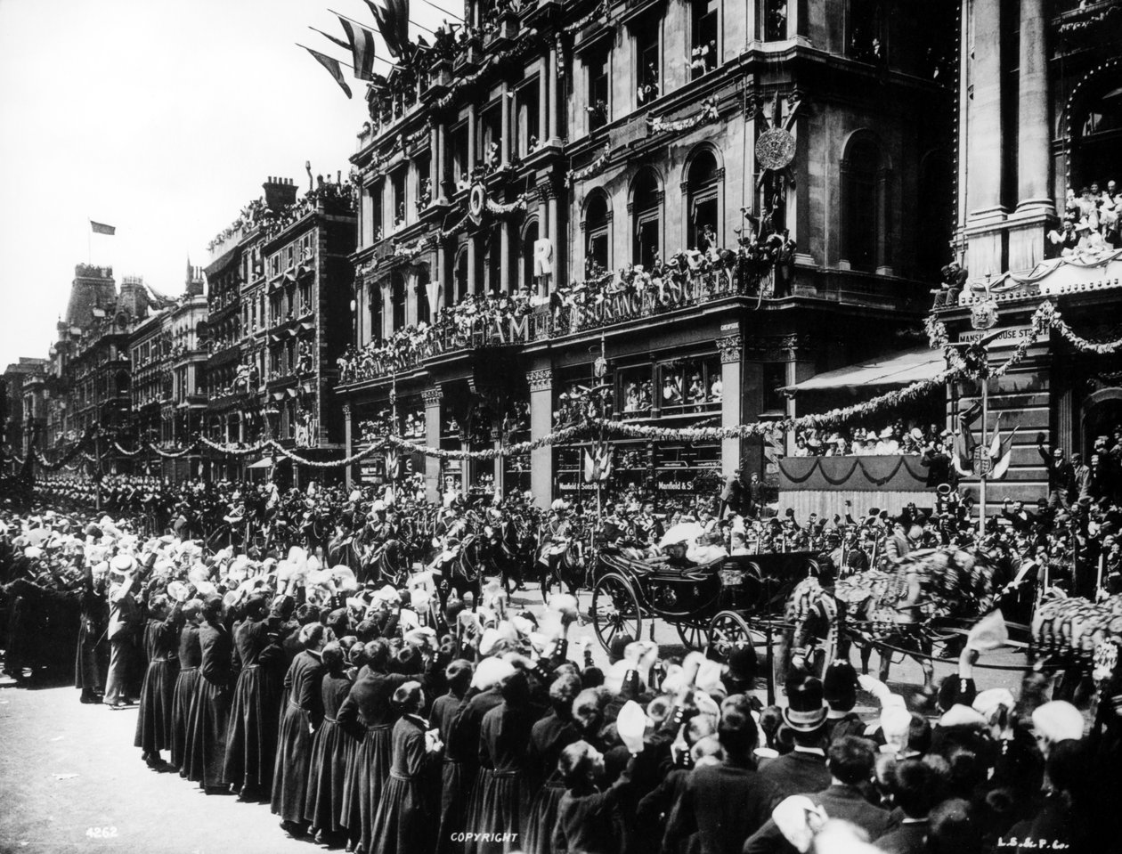 Dronning Victorias buss kjører gjennom Cheapside under hennes diamantjubileumsprosesjon, 1897 av English Photographer